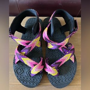 Mug Luks women’s sandals New without tags. Size 9 come from a smoke free home